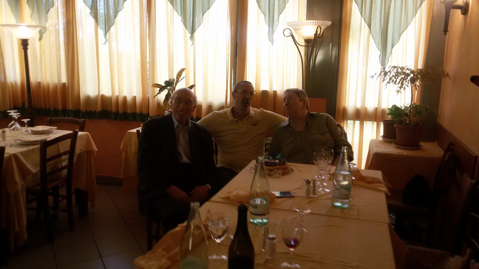La sala della Trattoria Paganine, tavoli apparecchiati e luce calda