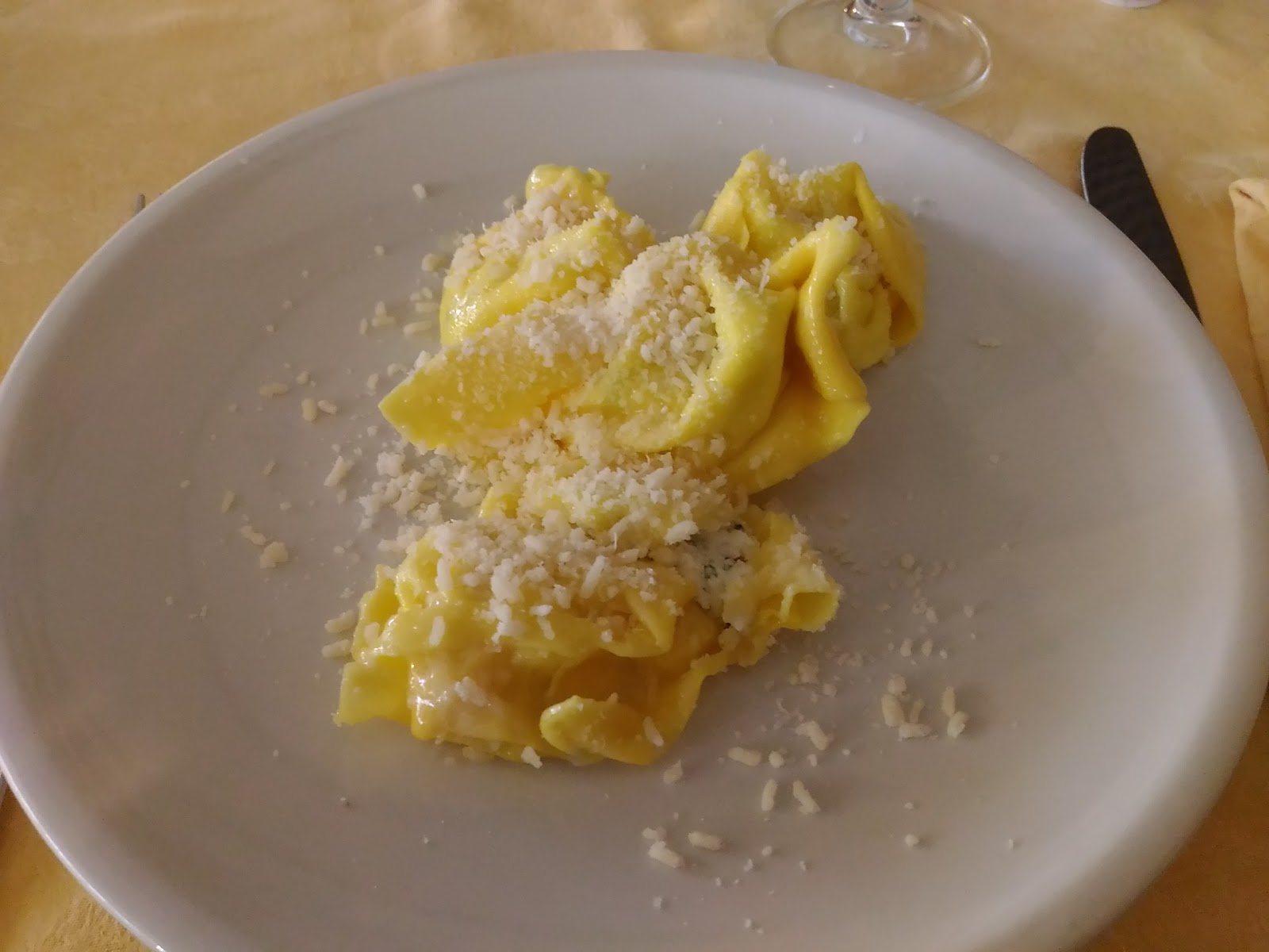 Tortelloni di ricotta con panna e parmigiano